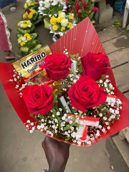 Bouquet de roses avec douceurs