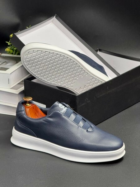 TIMBERLAND NAVY AND WHITE