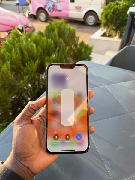 iPhone moderne avec triple caméra
