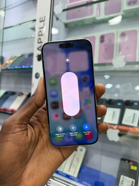 Disponible 15 Pro 128go écran