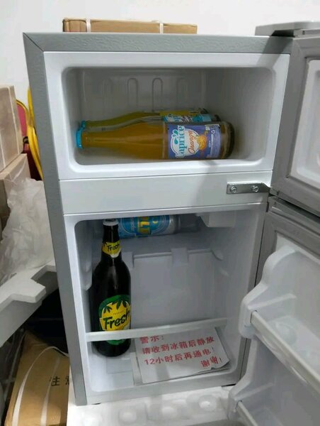 Réfrigérateur compact rouge