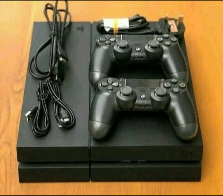 Console PS4 avec manettes