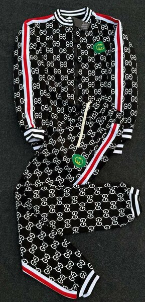 Ensemble de survêtement stylisé