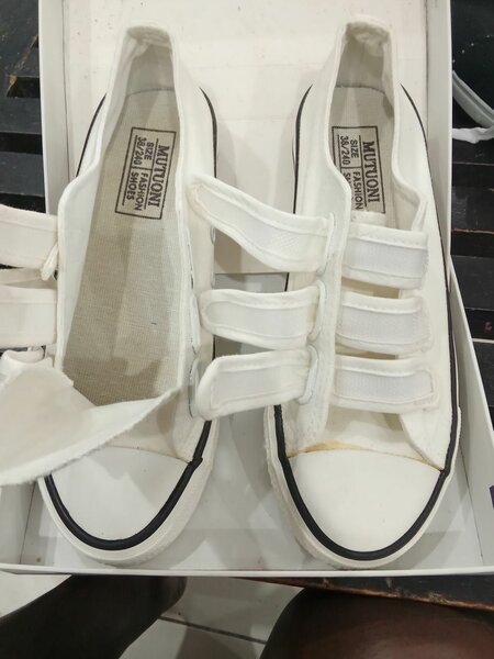 Baskets blanches à scratch