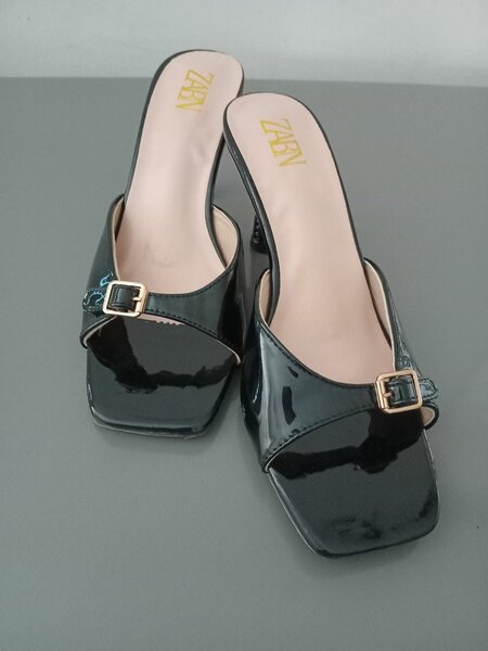 Sandales à talons noires élégantes