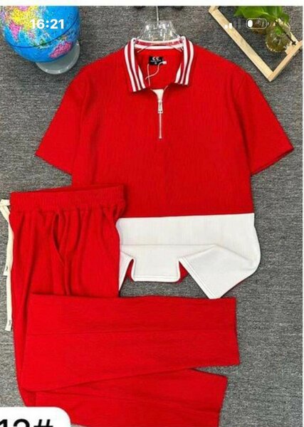 Ensemble sportif rouge