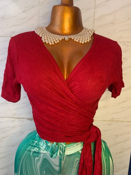 Top croisé rouge élégant