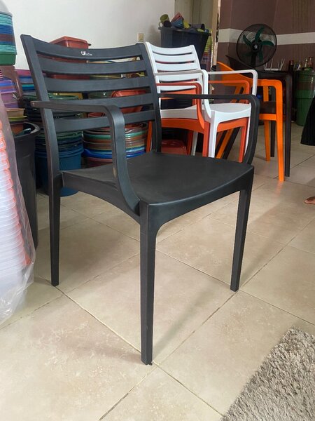 Chaises en plastique empilables