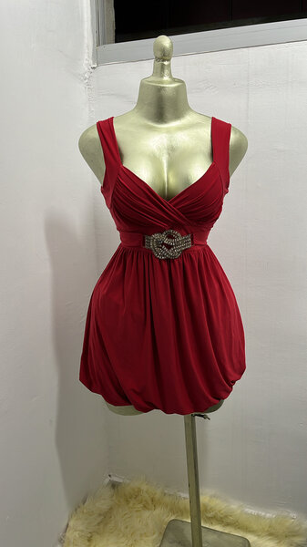 Robe rouge élégante avec ceinture
