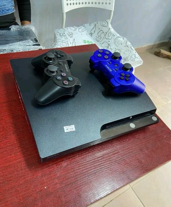 Console Sony PS3 avec manettes