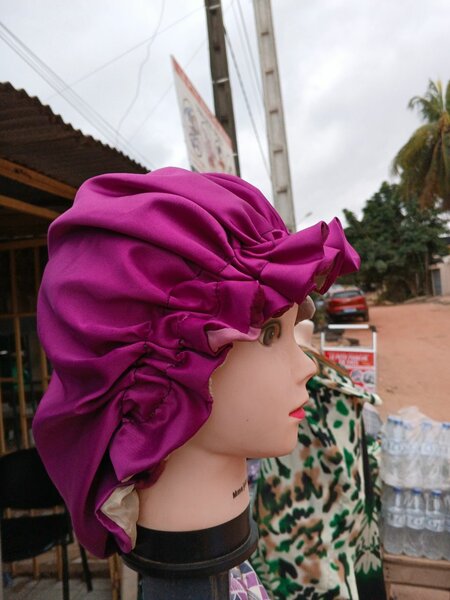 Bonnet en satin élégant