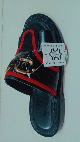 Sandales en cuir noir élégant