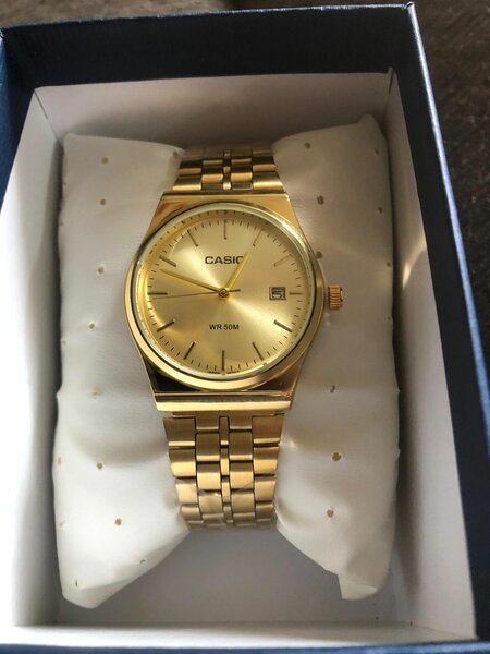 Montre classique dorée étanche