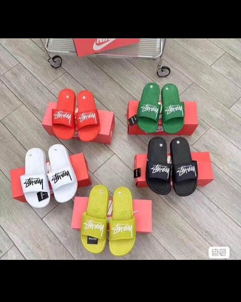 Sandales nike dans carton