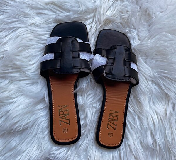 Sandales chic noires et blanches