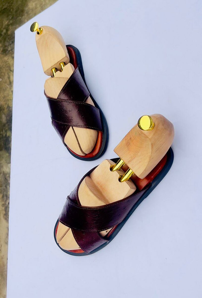 Sandales en cuir croisées élégantes