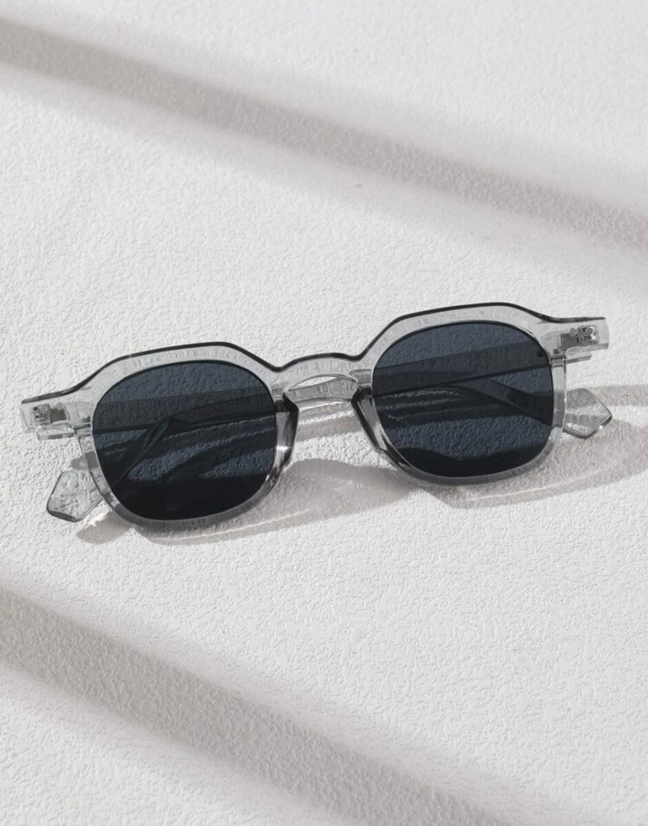 Lunettes unisexe à  monture transparente et verre fumé