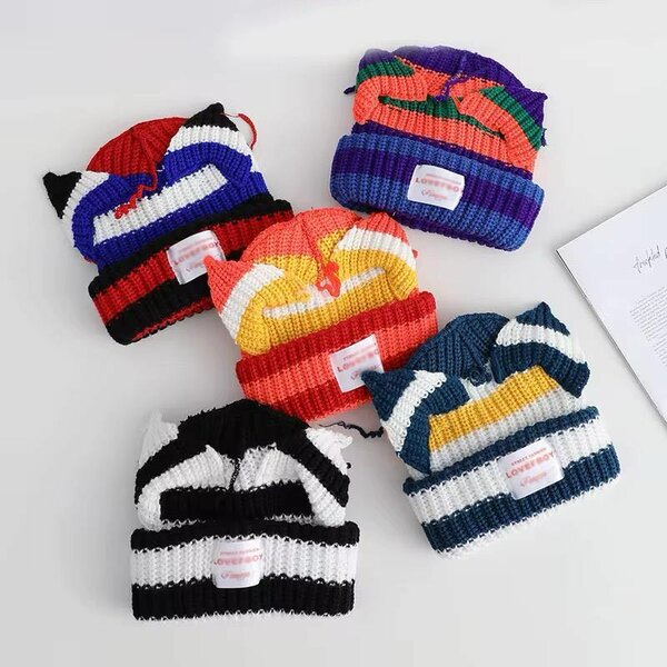 Bonnets en tricot avec motifs
