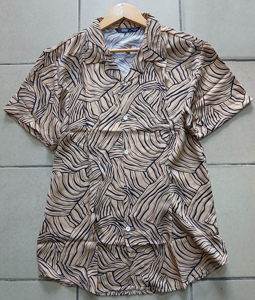 Chemise à motifs abstraits