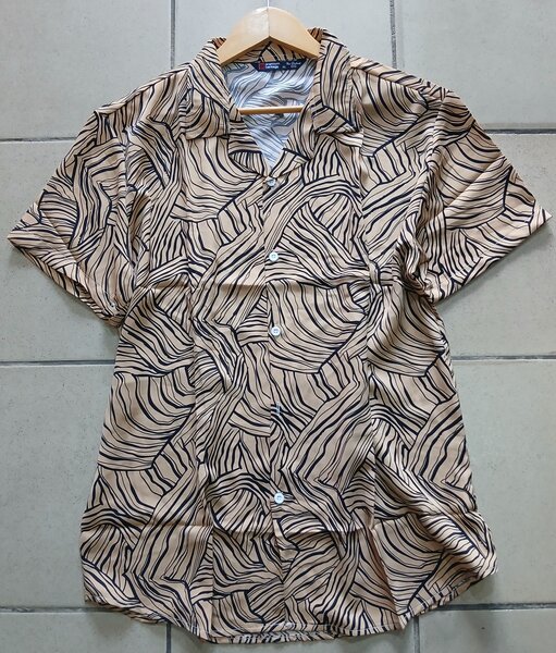 Chemise à motifs abstraits