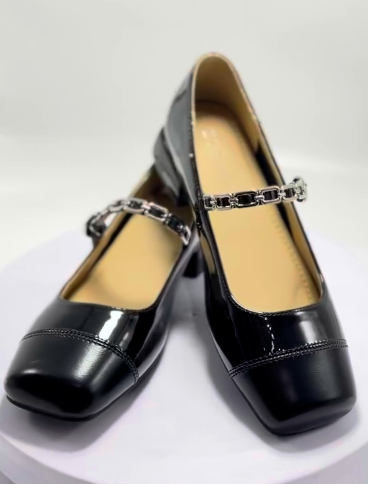 Эти лакированные балетки сочетают в себе роскошь и комфорт, идеально подходя как для повседневной использования, так и для особых случаев. 😍