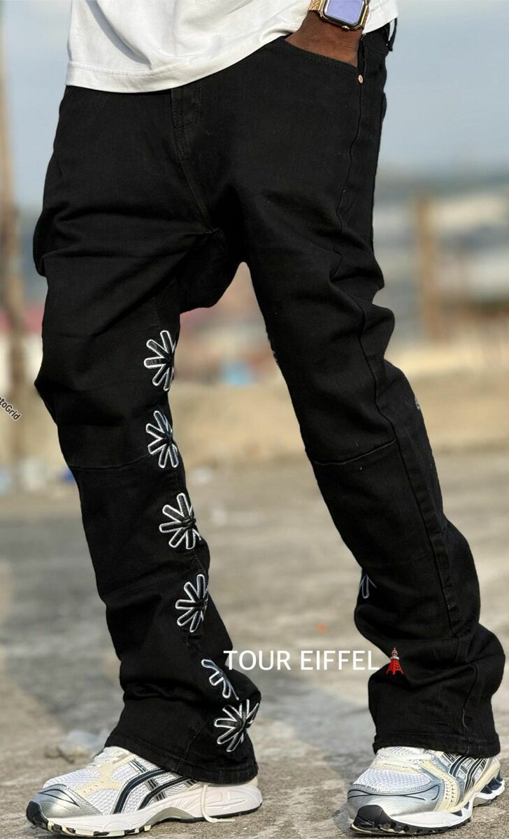 Jean noir à motifs floraux