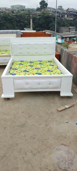 Lit en bois élégant