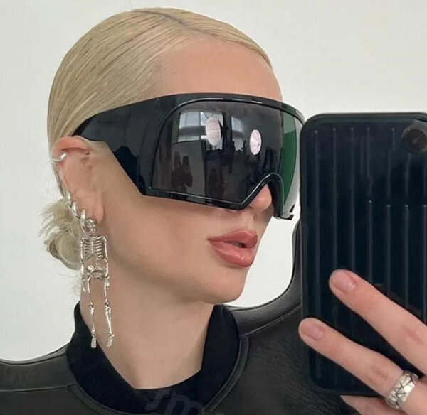 Lunettes de soleil futuristes