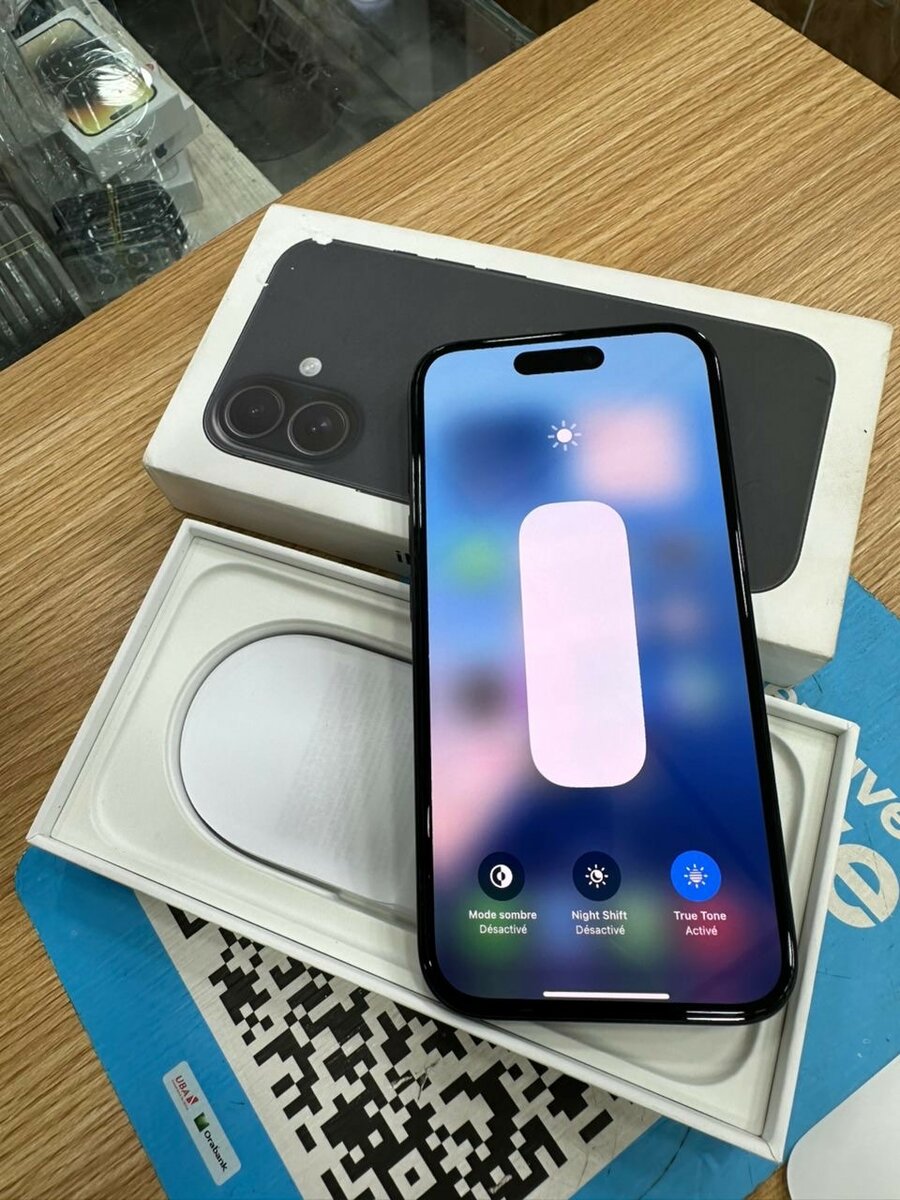 iPhone 16 simple 128giga propre Batterie : 100% Prix: 520.00