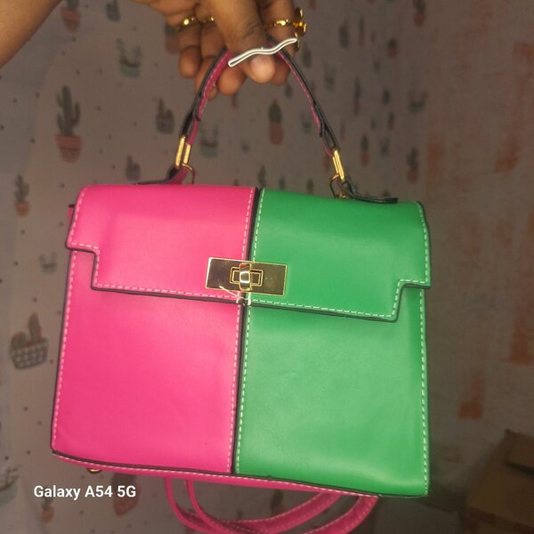 Sac , parfum,  bijoux  ,essenc