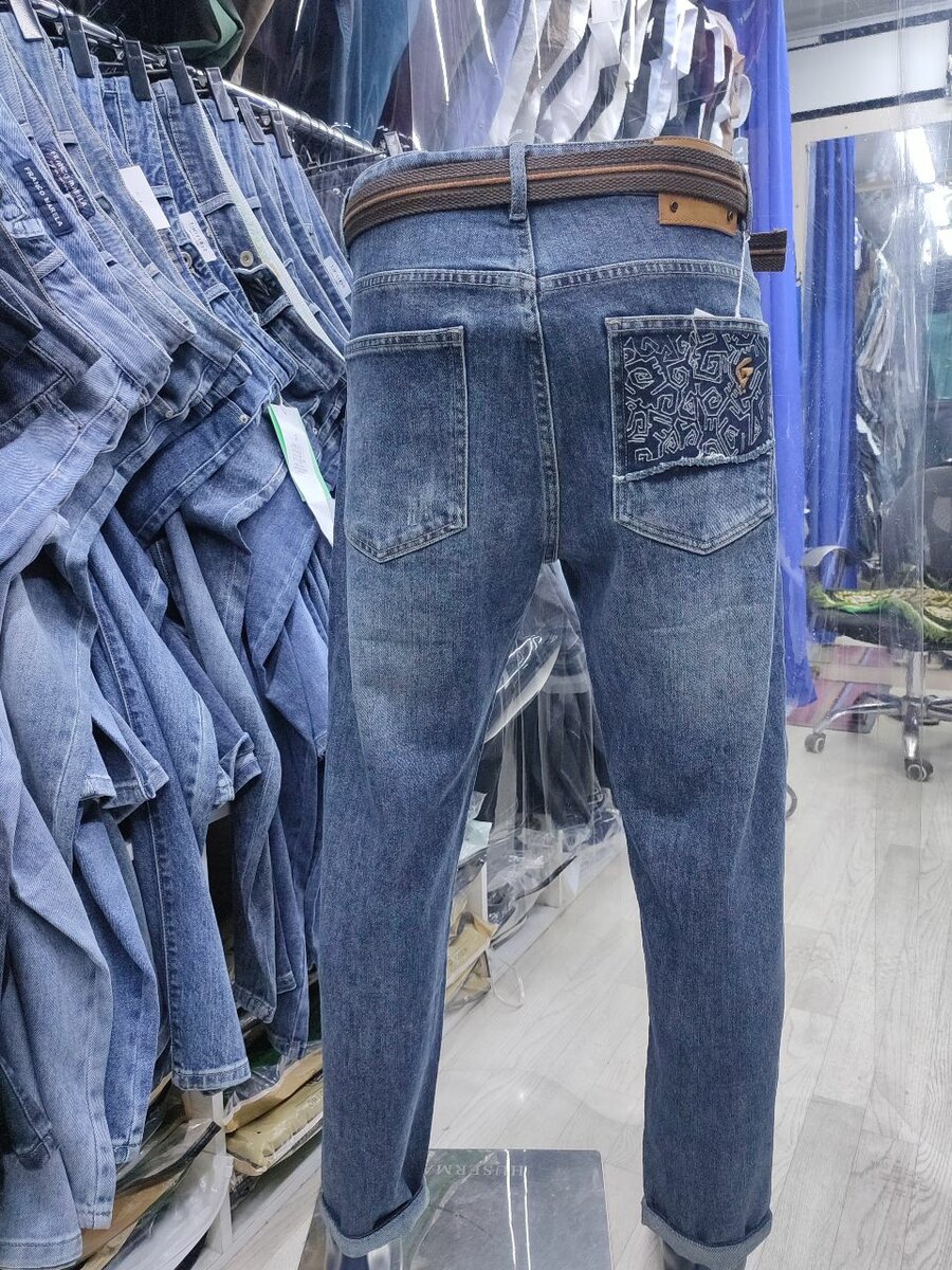 Джинсы полу завуженный