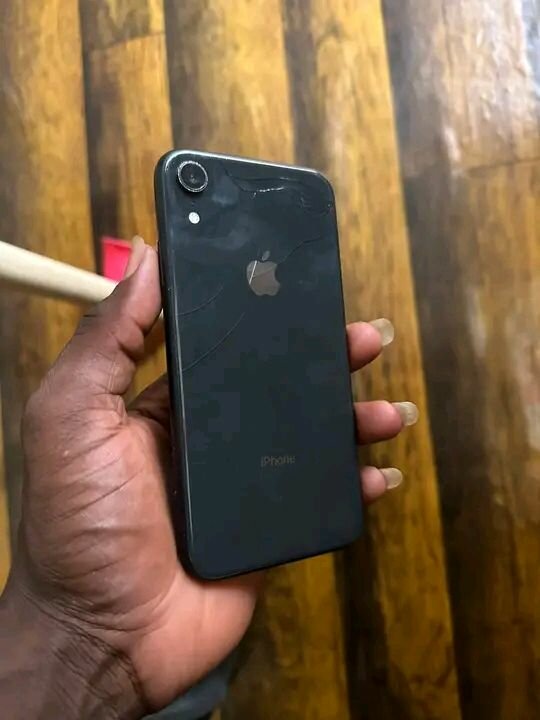 iPhone avec écran fissuré