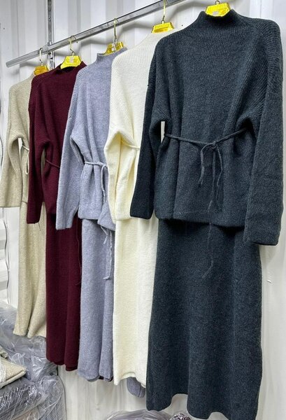 Теплая оверсайз водолазка с юбкой