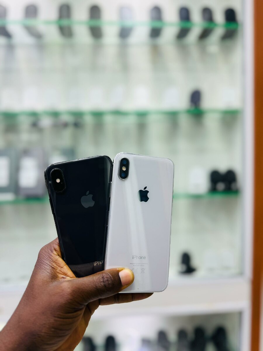 Deux iPhone X 64Go sans ID