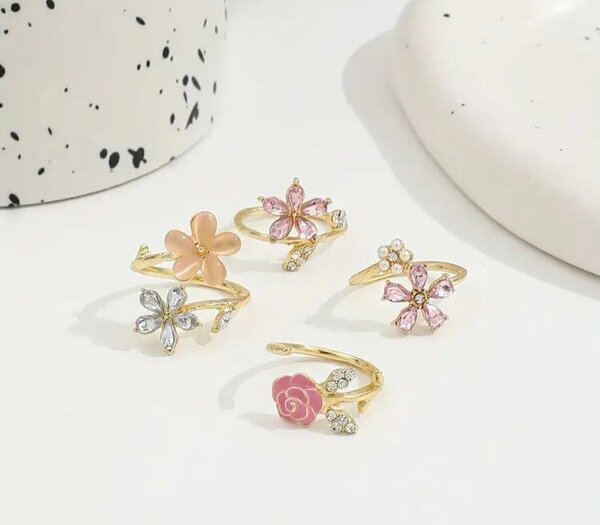 Bague dorée fleur élégante