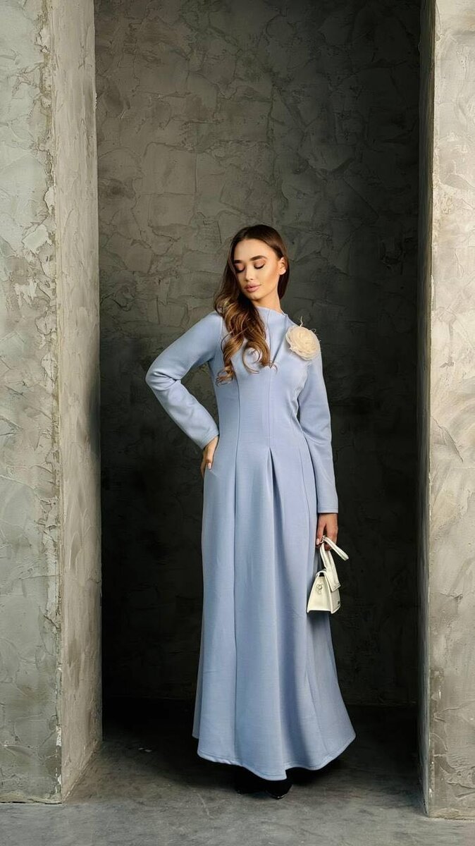 Теплое платье с брошью