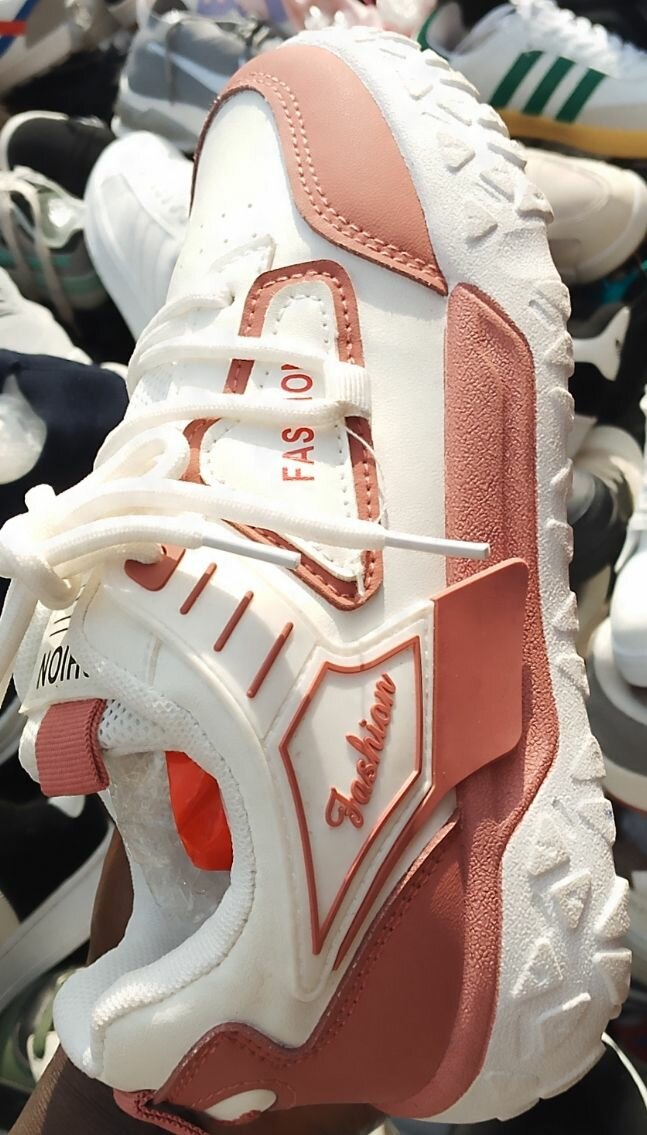 Baskets blanches et roses tendance