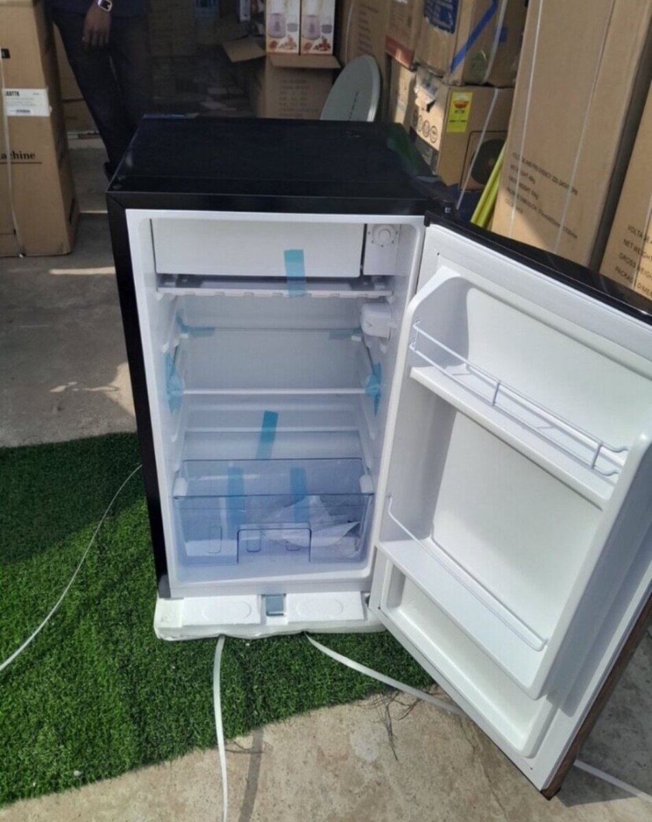 WESTPOOL SINGLE DOOR TABLE TOP FRIDGE