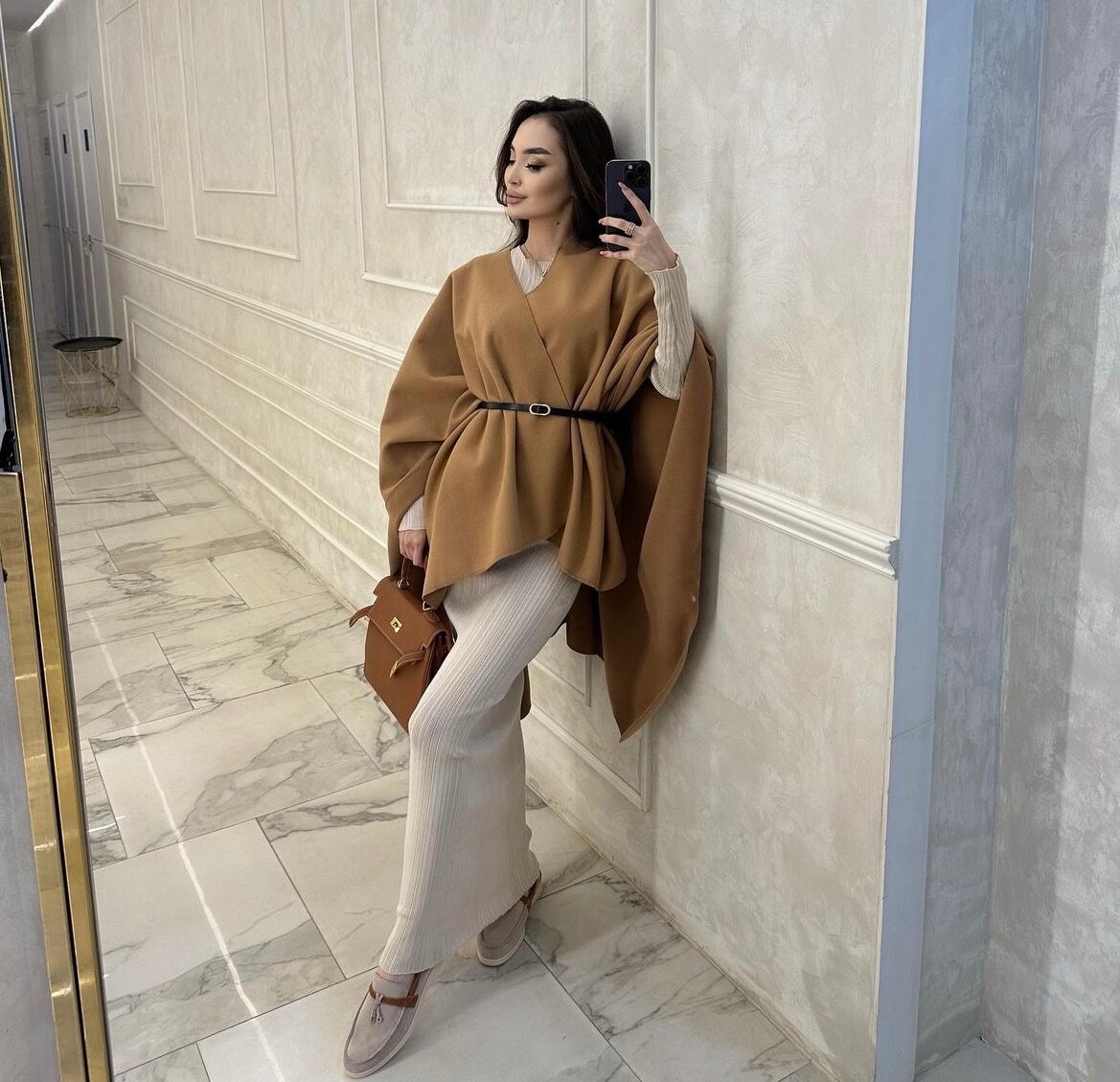 Пончо с черным ремнем