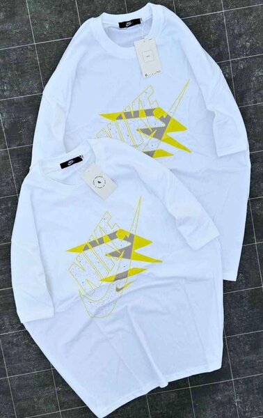 Lot de T-shirts et Casquettes