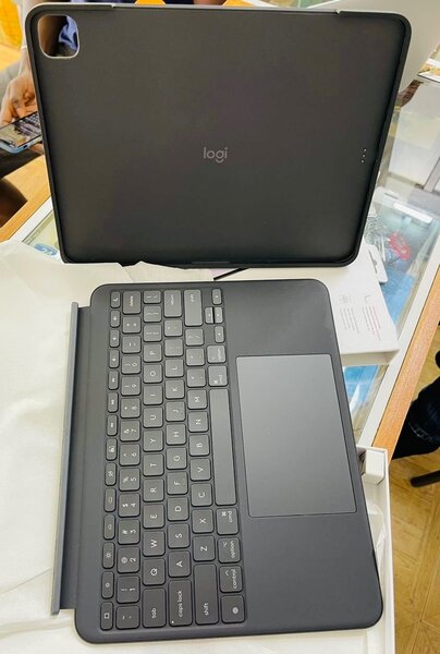 Logitech combo touch keyboard case for iPad Pro 13 (M4)