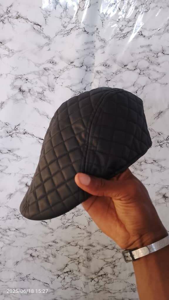 Casquette en Cuir Matelassé Élégante