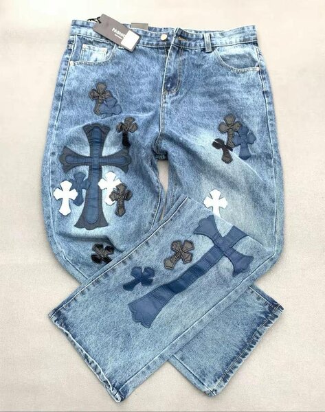 Jeans avec broderies croisées