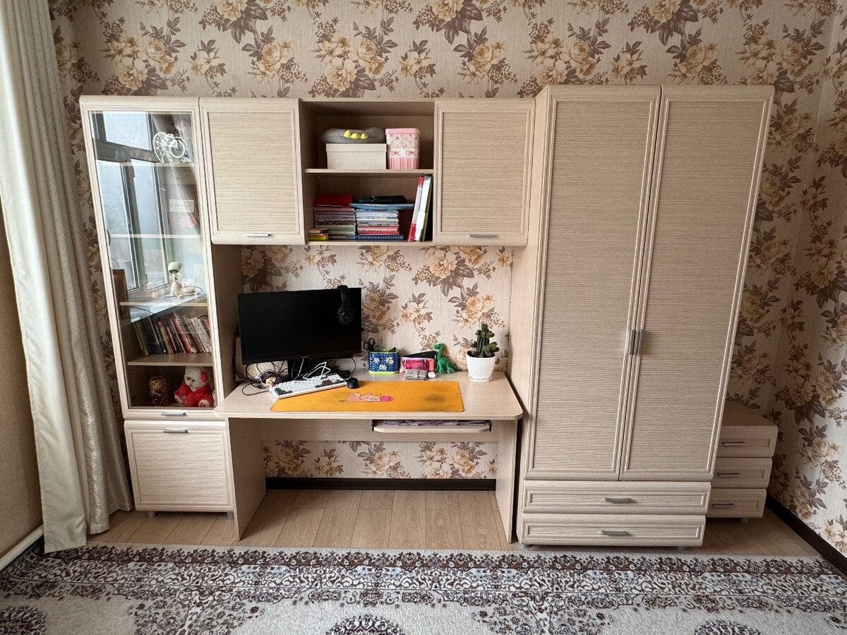 СРОЧНО ПРОДАЕТСЯ ЖЕНСКИЙ МЕБЕЛЬ