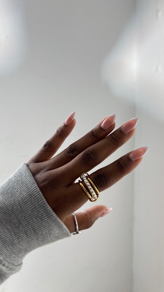 Bague dorée perlée élégante