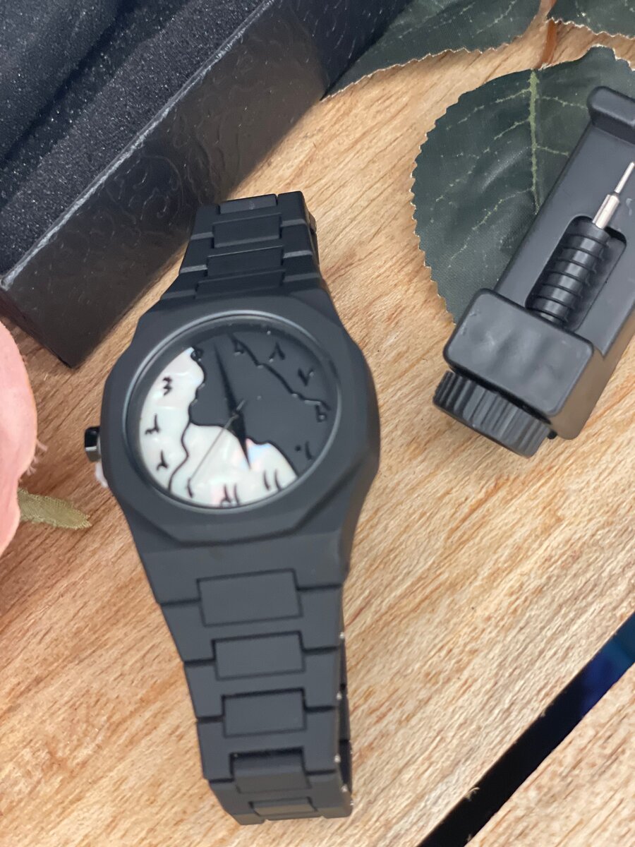 Montre élégante noire design unique