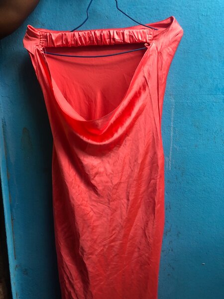 Robe satinée rouge élégante