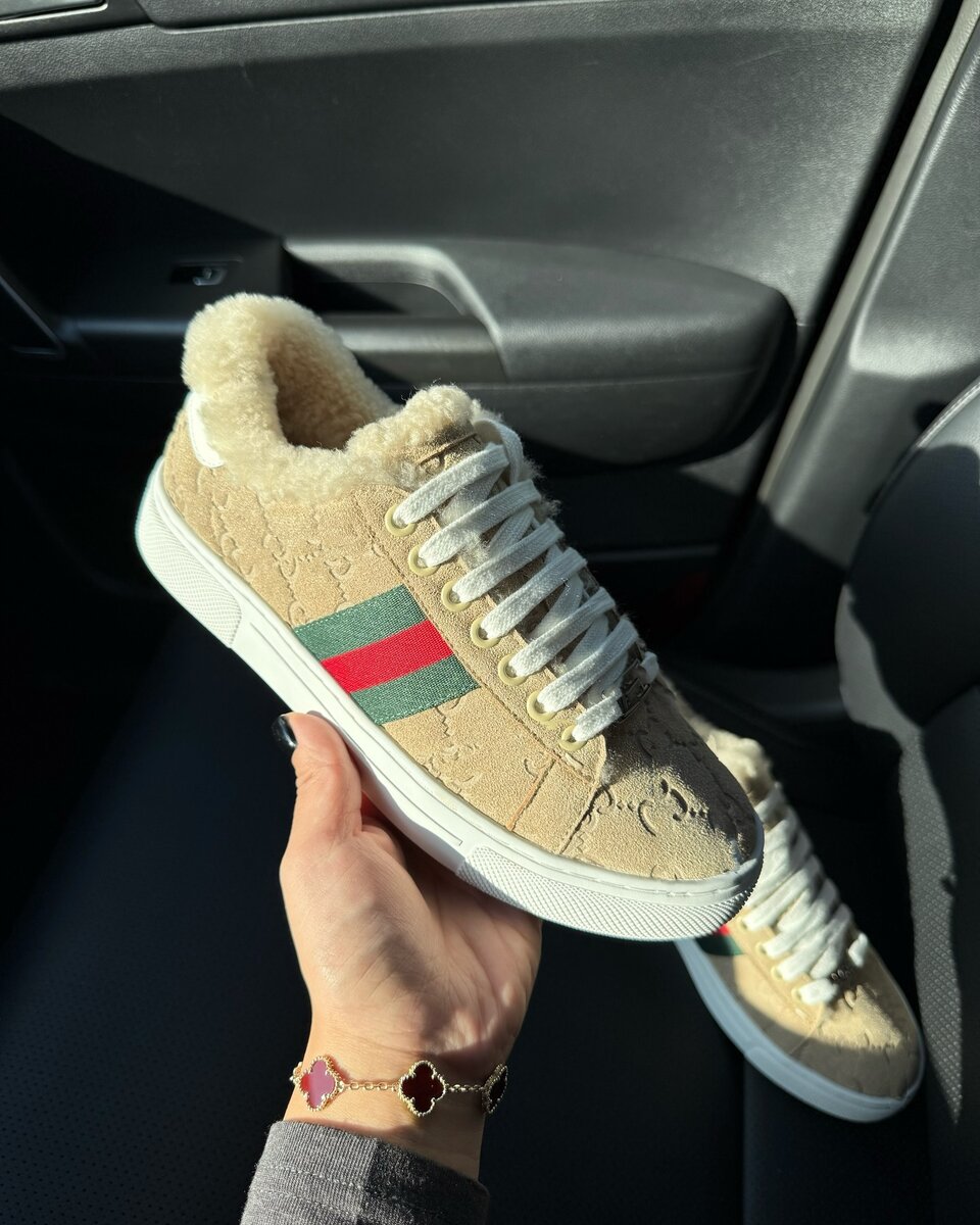 Стильные кроссовки, утеплённые 