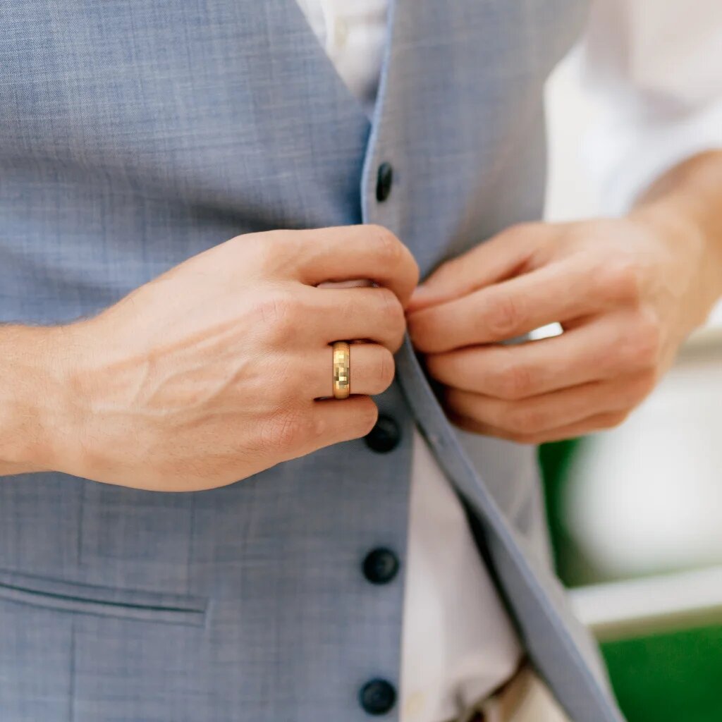 Gold shiny magnet stone Band