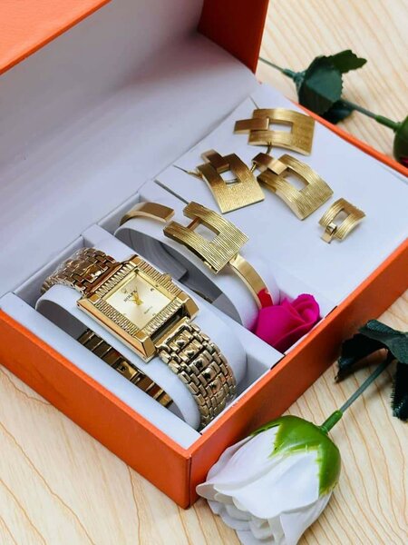 Montre et Parure Dorées Élégantes